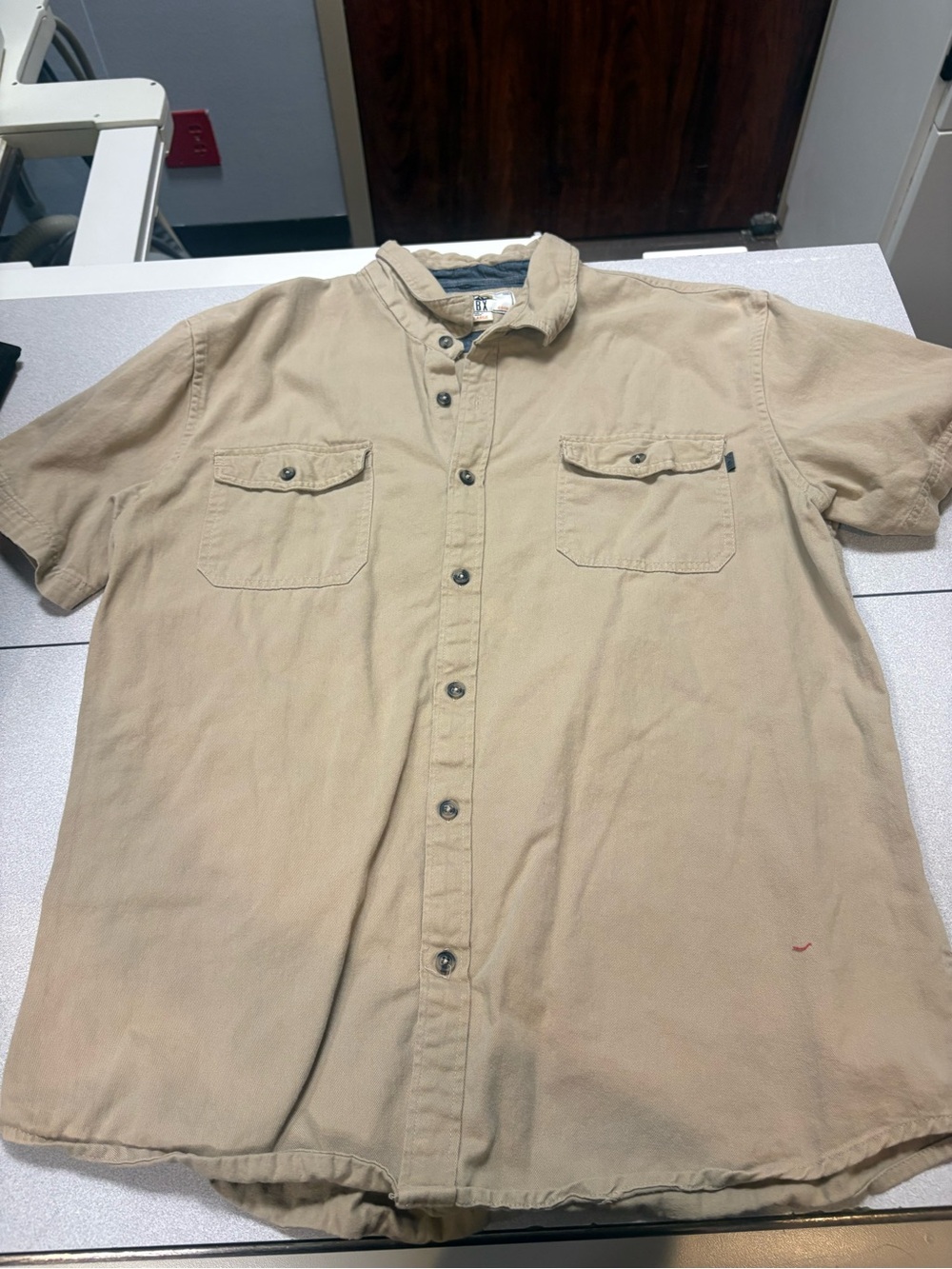 Men's Short-Sleeve Casual Button-Down Shirt in Tan